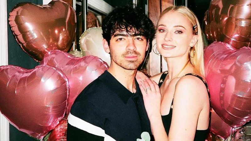 Penyanyi Joe Jonas Terciduk Jalan Bareng Seorang Model