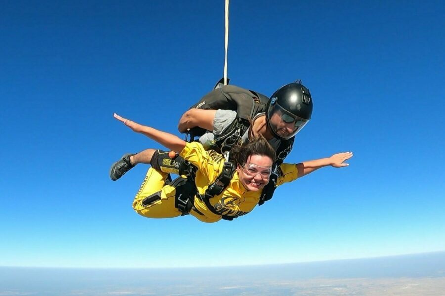 SkyDiving Keberanian Dalam Sensasi Terjun Bebas Ke Awan