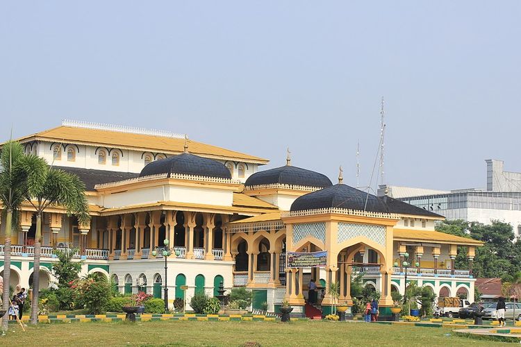 Sejarah Di Balik Istana Maimun