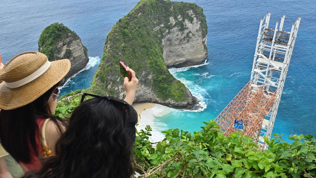 Proyek Lift Kaca Kelingking Beach Di Hentikan, Ini Respon Netijen