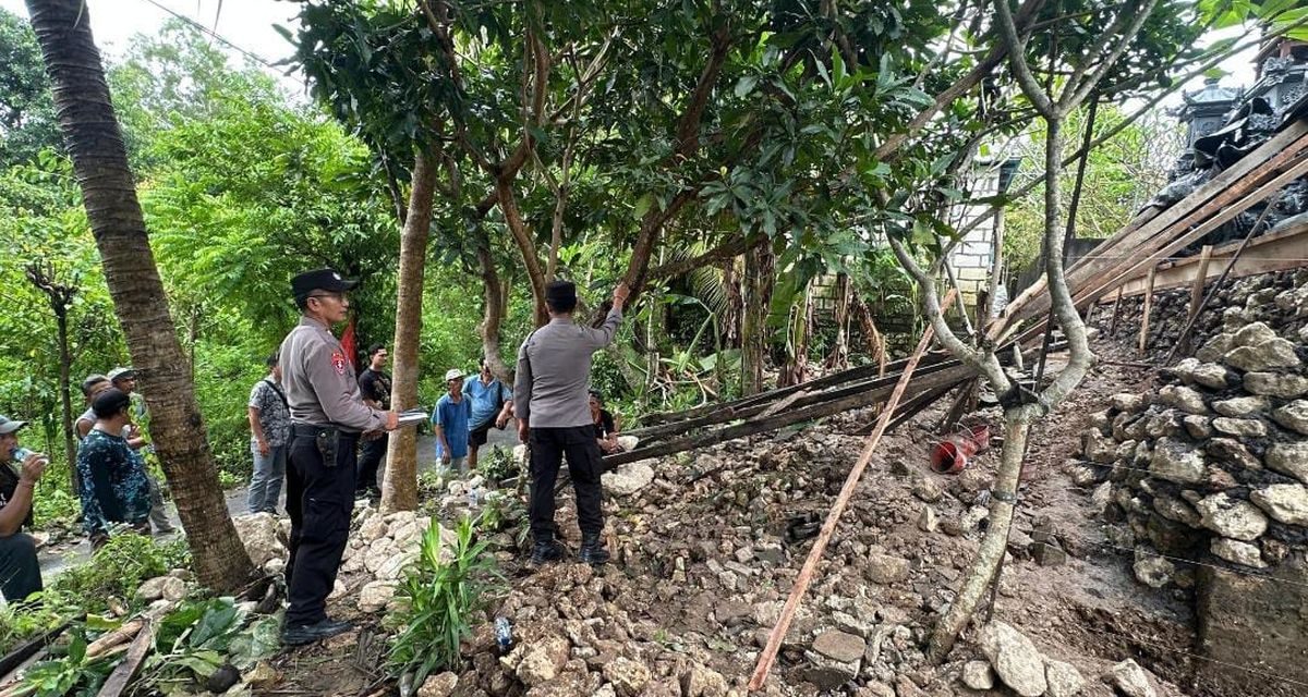 Cuaca Ekstrem Rusak Pagar Pura Sanggah di Nusa Penida Bali