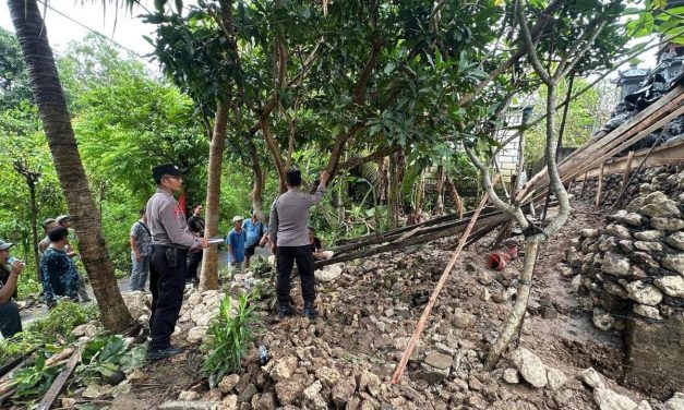 Cuaca Ekstrem Rusak Pagar Pura Sanggah di Nusa Penida Bali