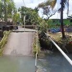 Jembatan Ambruk Putuskan Akses ke Sekolah Di Pandeglang