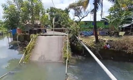 Jembatan Ambruk Putuskan Akses ke Sekolah Di Pandeglang