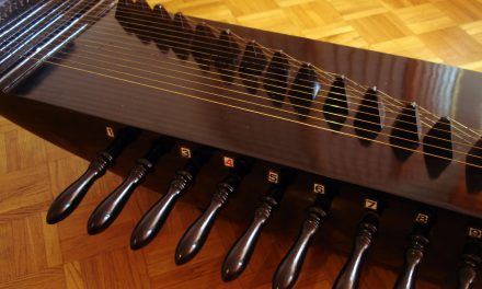 Alat Musik Kecapi Tradisional Memikat Dengan Suara Harmonis