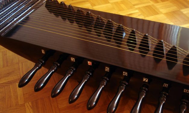 Alat Musik Kecapi Tradisional Memikat Dengan Suara Harmonis