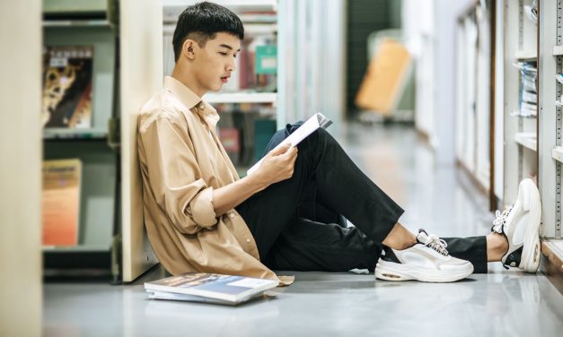 Gen Z Ternyata Punya Minat Baca Tinggi, Bukan Cuma di Medsos