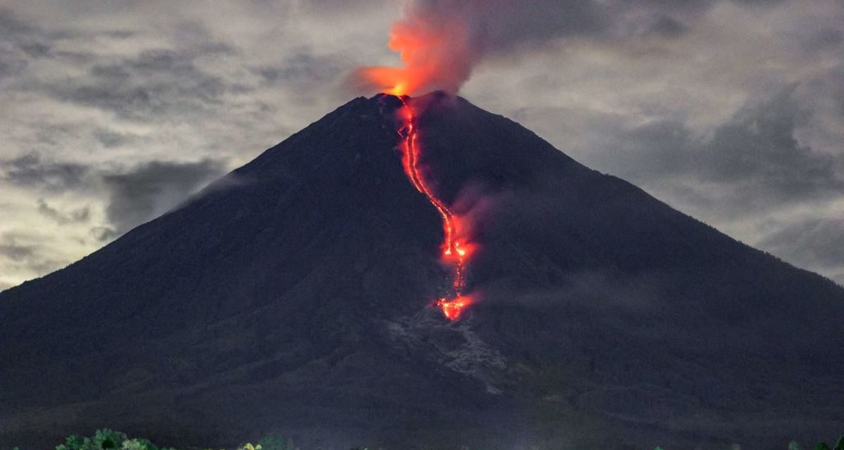 Gunung Semeru Erupsi Minggu Pagi, Letusan Capai 900 Meter
