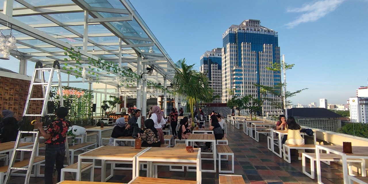 Roof Top Pada Coffee Shop Selalu Menjadi Daya Tarik Anak Muda