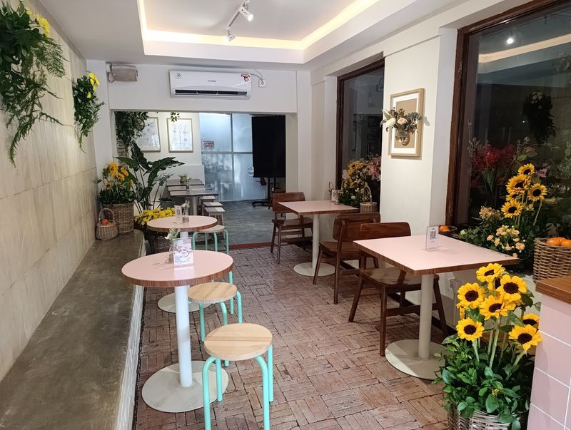 Bunga Artificial Lebih Praktis Untuk Dekorasi Di Coffee Shop