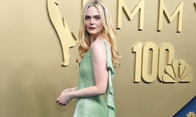 Elle Fanning Tampil Memukau di Emmys 2026, Gaun Hijau Jade